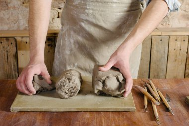 Potter, atölye, Seramik Sanat kavramı - genç esmer ayakta