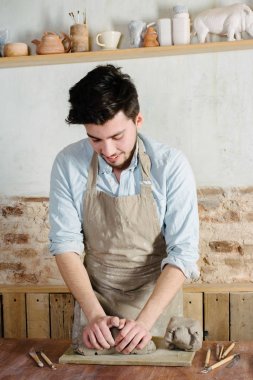 Potter, atölye, Seramik Sanat kavramı - genç esmer ayakta