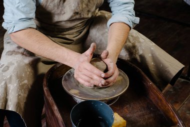 çanak çömlek, atölye, Seramik Sanat kavramı - portre erkek ellerinde 
