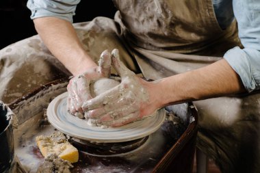 çanak çömlek, atölye, Seramik Sanat kavramı - portre erkek ellerinde 