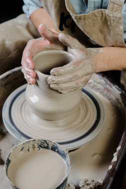 çanak çömlek, atölye, Seramik Sanat kavramı - portre erkek ellerinde 
