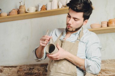 Potter, atölye, Seramik Sanat kavramı - Kupası holding Fransız bir