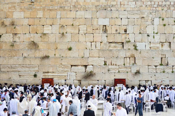 Jerusalem, Israël - April 2017: De Klaagmuur of Wailing wall is de heiligste plek tot het Judaïsme in de oude stad van Jeruzalem, Israël. — Stockfoto