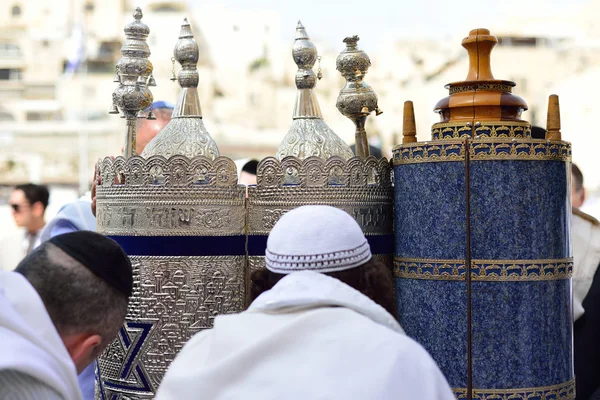Jerusalem, İsrail - Nisan 2017: Yahudi adam Simchat Torah kutlamak. Simchat Torah döngüsü okuma yıllık Tevrat tamamlanması bir kutlama Yahudi tatil işaretler olduğunu