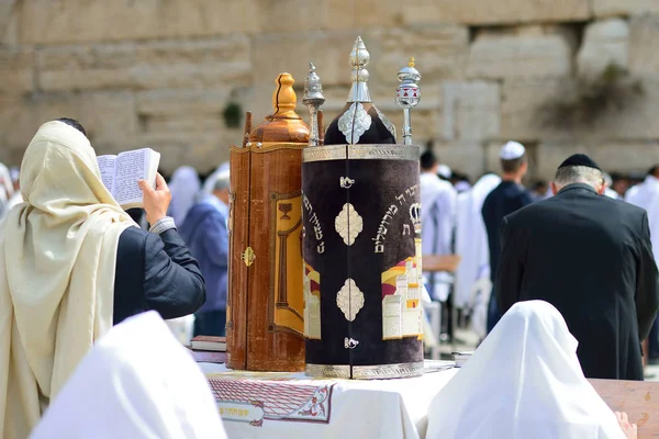 Jerusalem, İsrail - Nisan 2017: Yahudi adam Simchat Torah kutlamak. Simchat Torah döngüsü okuma yıllık Tevrat tamamlanması bir kutlama Yahudi tatil işaretler olduğunu — Stok fotoğraf