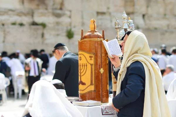 JERUSALEM, ISRAEL - ABRIL 2017: Hombre judío celebra Simchat Torá. Simchat Torá es una fiesta judía de celebración marca la finalización del ciclo anual de lectura de la Torá —  Fotos de Stock