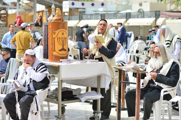 ИЕРУСАЛИМ, ИРАИЛ - Апрель 2017: Еврей празднует Симхат Тору. Симхат Тора празднует еврейский праздник отмечает завершение ежегодного цикла чтения Торы — стоковое фото