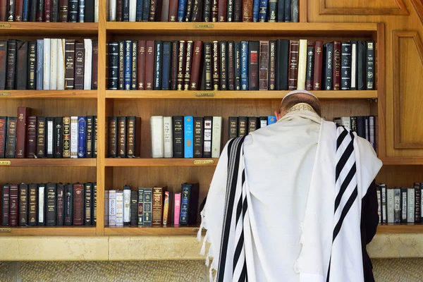 Orthodox Jew prays near the books of the Torah. — Stock Photo, Image