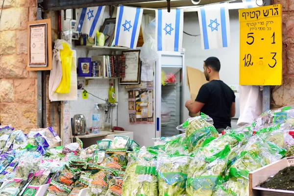 Jeruzsálem, Izrael - 2017. április: Piaci vázlat, izraeli kereskedelmi, eladó Israely piaci Mahane Yehuda, Jeruzsálem — Stock Fotó