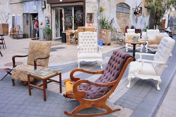 TEL AVIV, ISRAEL - ABRIL, 2017: Mercado de pulgas en el casco antiguo de Jaffa Tel Aviv. Muebles antiguos, de segunda mano, recuerdos y objetos de arte . —  Fotos de Stock