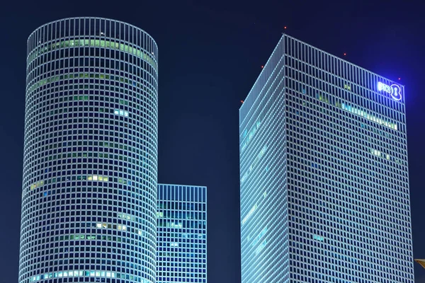 TEL AVIV, ISRAEL-ABRIL, 2017: Cidade Noturna, Centro Azrieli, chalé — Fotografia de Stock