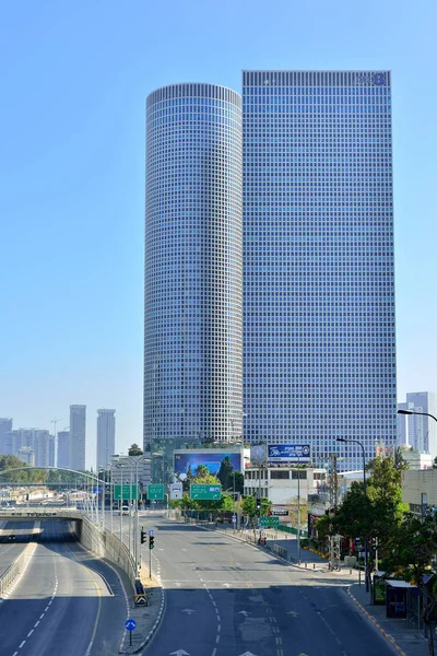 Tel Aviv, İsrail - Nisan, 2017: Tel Aviv İsrail'in Azrieli alışveriş merkezi. Azrieli Merkezi ile birlikte üç uzun boylu office buildigs Tel Aviv dönüm noktası olduğunu.