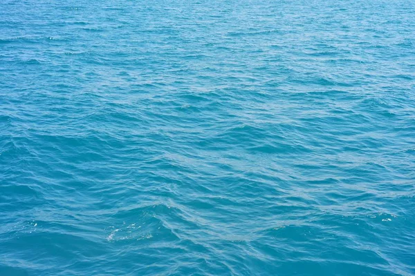 배경에 대 한 추상적인 푸른 물 바다 — 스톡 사진