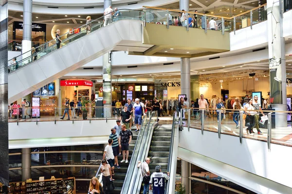 Tel Aviv, İsrail-Nisan, 2017: Azrieli Merkezi kompleksi üç gökdelenler, Tel Aviv, insanlar ziyaret alışveriş merkezi