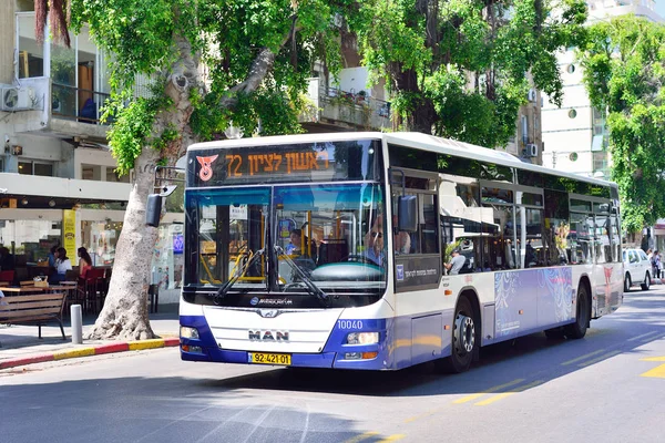 Tel Aviv, İsrail - Nisan, 2017: Modern Servisi İsrail şehirler sokaklarında