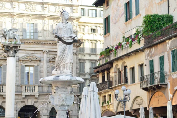Verona, Italië - mei, 2017: Fontein standbeeld van Madonna Verona — Stockfoto