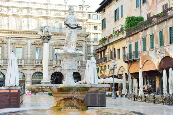 Verona, Italië - mei, 2017: Fontein standbeeld van Madonna Verona — Stockfoto