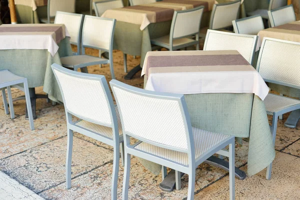 Ελαφριοί πίνακες και καρέκλες στο εστιατόριο πριν από το άνοιγμα. Ένα άδειο εστιατόριο. — Φωτογραφία Αρχείου