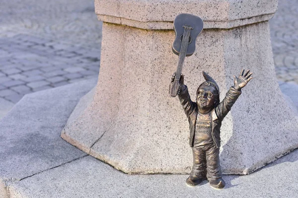 WROCLAW, POLÓNIA - JUNHO, 2017: Wroclaw, uma estátua em miniatura de um g — Fotografia de Stock