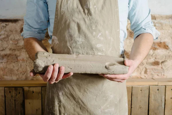 Potter, gereedschap, keramiek kunst concept - brunette man met lachende — Stockfoto