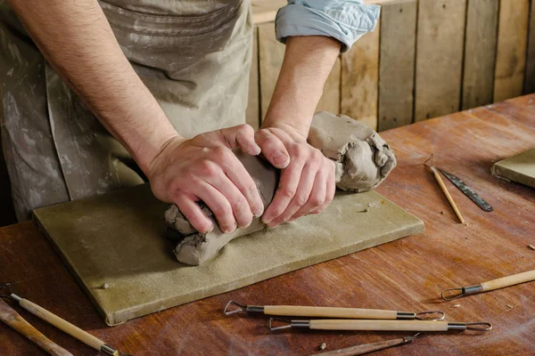 çanak çömlek, kil, Seramik Sanat kavramı - portre genç eller üzerinde 