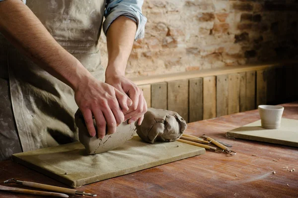 çanak çömlek, kil, Seramik Sanat kavramı - closeup şamot büyük parçaları ile genç ustanın ellerinde
