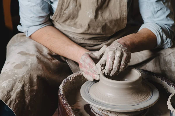Pottery, workshop, ceramics art concept - a master sits at the P — Stock Photo, Image