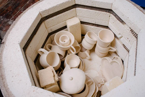 Geroosterde keramische producten zonder glazuur in de potter's handen. Aan — Stockfoto