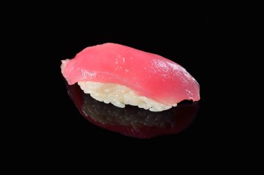 Suşi nigiri tuna üzerinde yansıması ile siyah arka plan ile. Japa