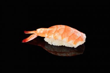 Yansıması ile siyah arka plan üzerine karidesli Sushi nigiri. Ja