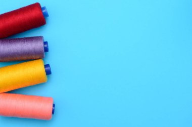 alet çantası kesme, dikiş ortasında bir yazıt altında bir boşluk ile mavi arka plan üzerinde. Üstten Görünüm, düz yatıyordu. moda minimalizm