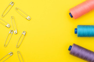 alet çantası kesme, ortasında bir yazıt altında boş bir alana Sarı zemin üzerine dikiş. Üstten Görünüm, düz Lay.