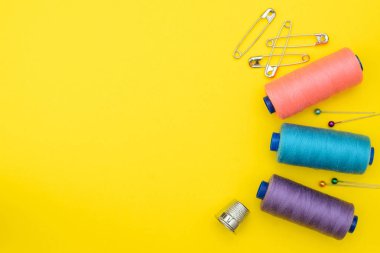 alet çantası kesme, ortasında bir yazıt altında boş bir alana Sarı zemin üzerine dikiş. Üstten Görünüm, düz Lay.