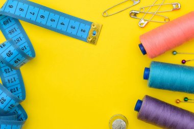 alet çantası kesme, ortasında bir yazıt altında boş bir alana Sarı zemin üzerine dikiş. Üstten Görünüm, düz Lay.