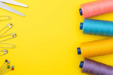 alet çantası kesme, ortasında bir yazıt altında boş bir alana Sarı zemin üzerine dikiş. Üstten Görünüm, düz Lay.