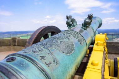 Koenigstein, Almanya - 2017 olabilir: bir top arabası sarı ve siyah Konigstein kale olarak dekore edilmiş. Bunlar 16 ve 17 yüzyıllarda Avrupa savaşta kullanılan silahlar kuşatma.