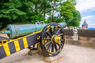 Koenigstein, Almanya - 2017 olabilir: bir top arabası içinde yel dekore edilmiş