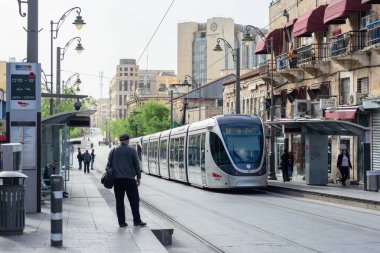 Jerusalem, İsrail - Nisan 2017: Kudüs'te modern tramvay