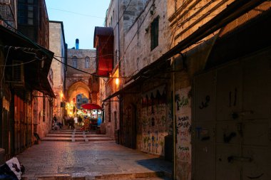 Jerusalem, İsrail - Nisan 2017: In Bazaarı şehir Kudüs'ün eski gece