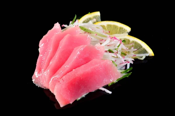 Tonhal sashimi, fekete háttér, a koncepció menü a japán r felett — Stock Fotó