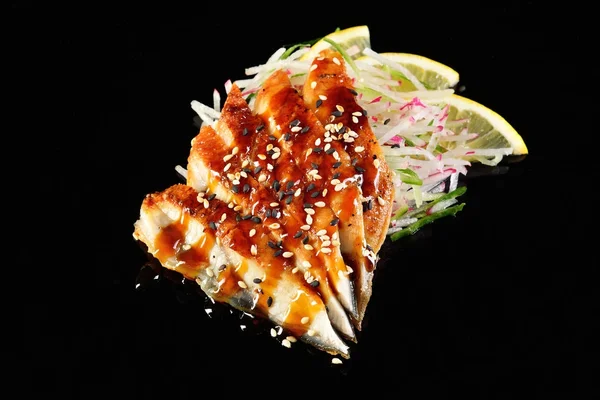 Ell sashimi sobre fundo preto, menu conceito de um re japonês — Fotografia de Stock