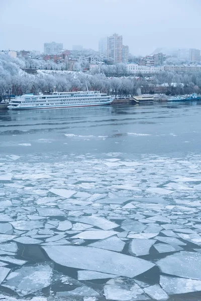 Ciudad de invierno. Un día. Pierce, el agua del río está congelada. Rostov-on-Don, Rusia del Sur . —  Fotos de Stock