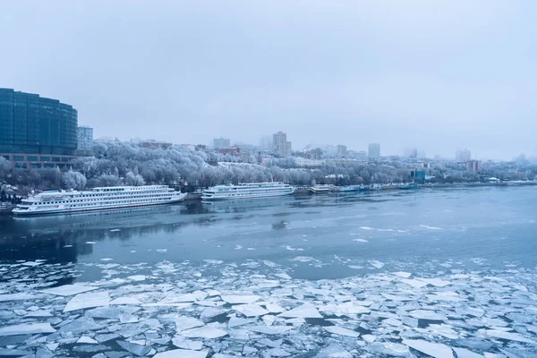 Ciudad de invierno. Un día. Pierce, el agua del río está congelada. Rost. —  Fotos de Stock