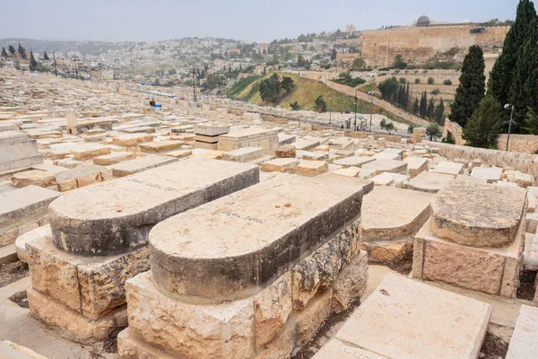 Jerusalem, İsrail - Nisan 2017: Kudüs'te en eski mezarlık Silwan nekropol de dahil olmak üzere Mount of Olives üzerinde Yahudi mezarlığı olduğunu. — Stok fotoğraf