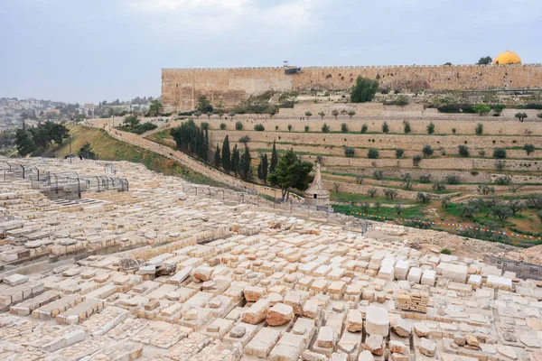 Cementerio judío en el Monte de los Olivos, incluyendo la necrópolis de Silwan es el cementerio más antiguo de Jerusalén . — Foto de Stock