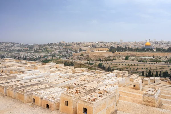 Cementerio judío en el Monte de los Olivos, incluyendo la necrópolis de Silwan es el cementerio más antiguo de Jerusalén . — Foto de Stock