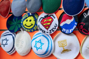 Jerusalem, İsrail - Nisan 2017: Kippahs Yarmulkes Yahudi şapkalar kapaklar İsrail Davut yıldızı Hatıra Eşyası Safed Tsefat İsrail. Kippahs. Yahudi şapkalar sırasında bir Yahudi erkekler tarafından giyilir. Judaisim tarafından gerekli.