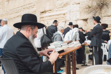 Jerusalem, İsrail - Nisan 2017: Bir Ortodoks Yahudi Talmu okur