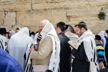 Jerusalem, İsrail - Nisan 2017: Bir Ortodoks Yahudi Talmu okur
