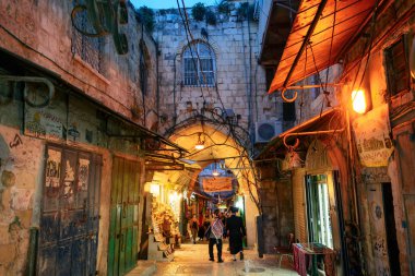 Jerusalem, İsrail - Nisan 2017: In Bazaarı şehir Kudüs'ün eski 